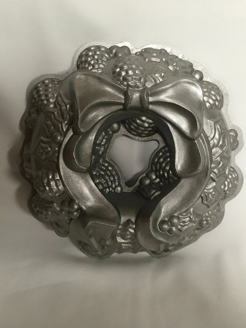 Nordic Ware Nordicware Holiday Wreath Bundt Pan 56137 3 D 9 Cups Christmas
